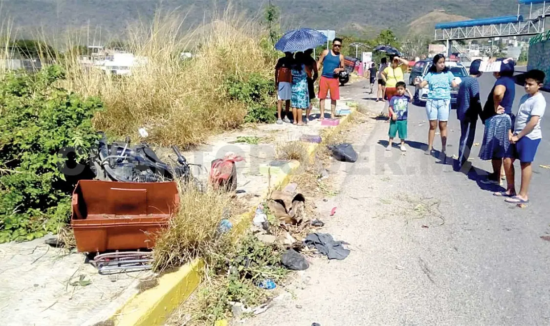 Derrapa veloz motociclista y fue llevado a un hospital