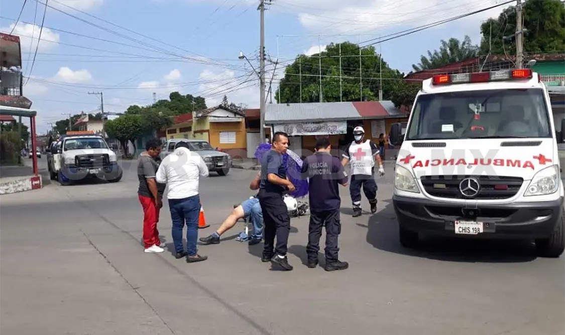 Motociclista queda herido al ser impactado por sedán