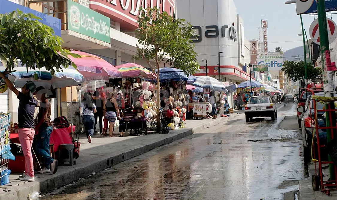 Ambulantes invaden la zona centro