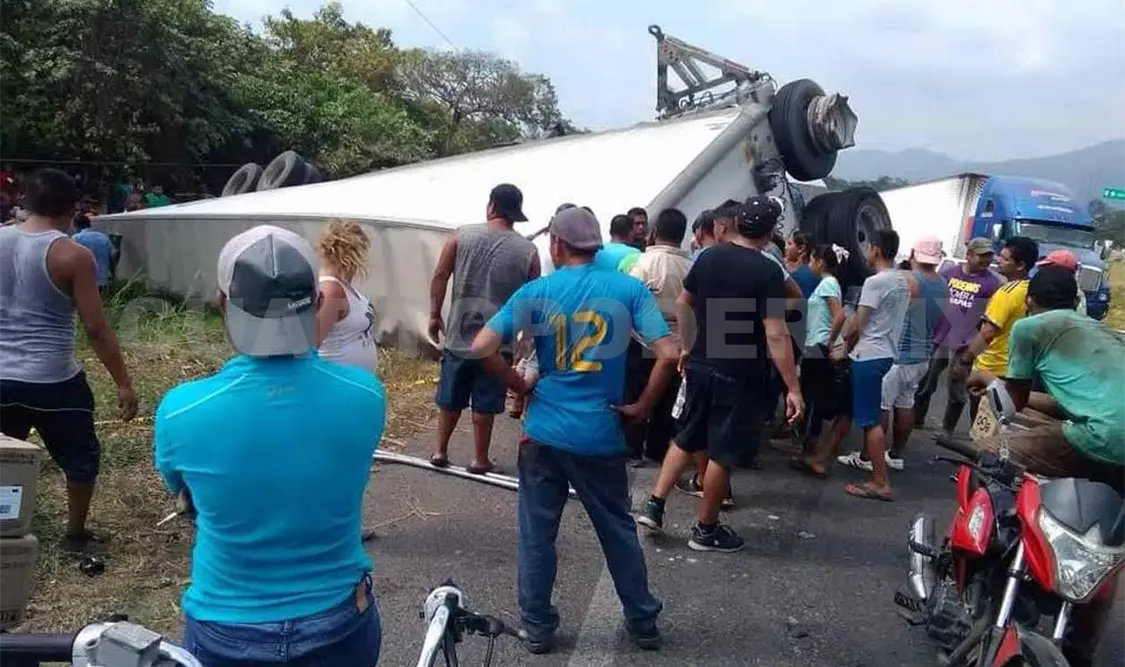Se desprende caja de tráiler e impacta a camión