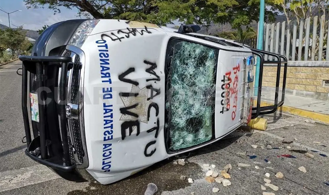 Normalistas vandalizan vehículos oficiales