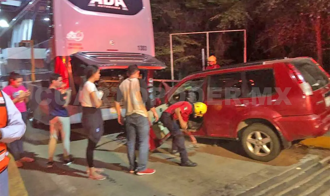 Se estrella contra autobús en caseta de cobro