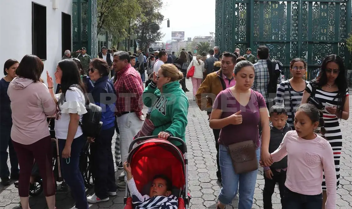 Las personas siguen llegando al hogar provisional de los presidentes, hasta antes de López Obrador. El Universal