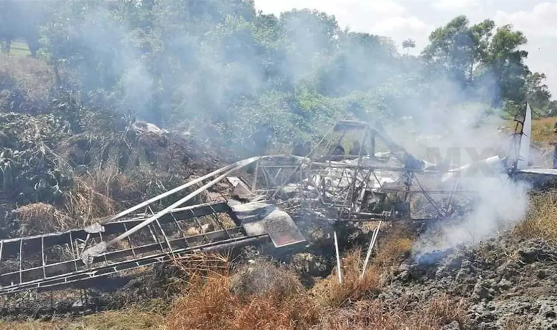 Por causas hasta el momento desconocidas, la avioneta se desplomó y cayó en las instalaciones del ingenio azucarero de Huixtla. Rafael Victorio / CP
