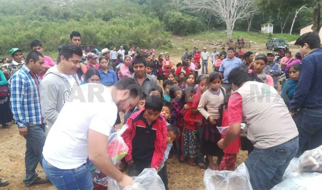 Niños felices por presente de los “Reyes”