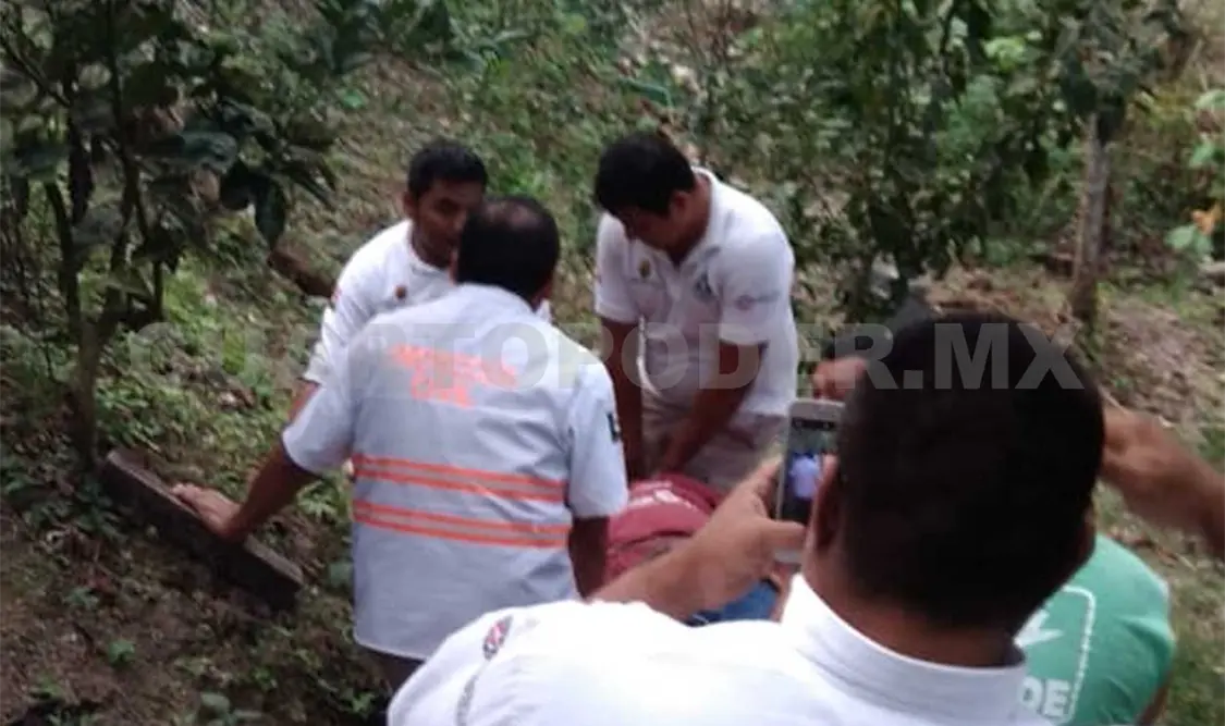 Rescatan a campesino que cayó de su caballo