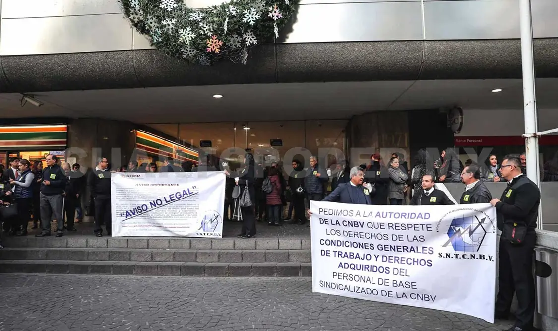 Protestan exempleados del SAT en Veracruz