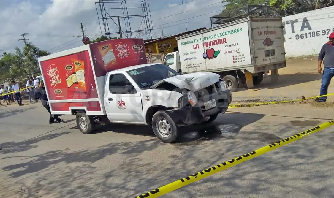 Camioneta de tostadas impacta a un mototaxi
