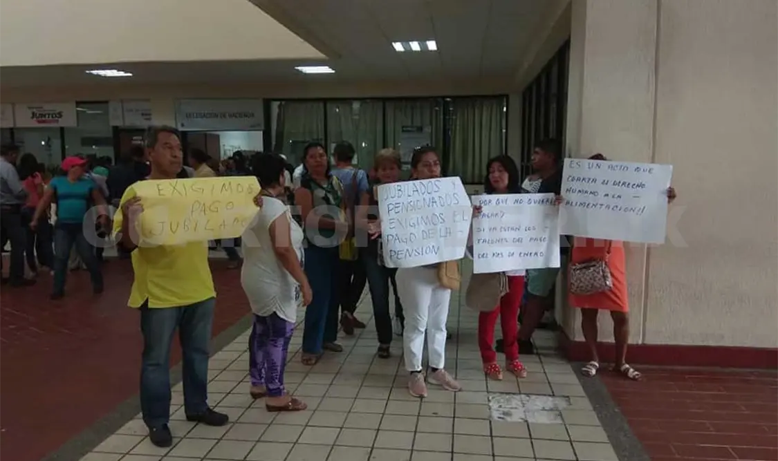 Maestros jubilados exigen pagos