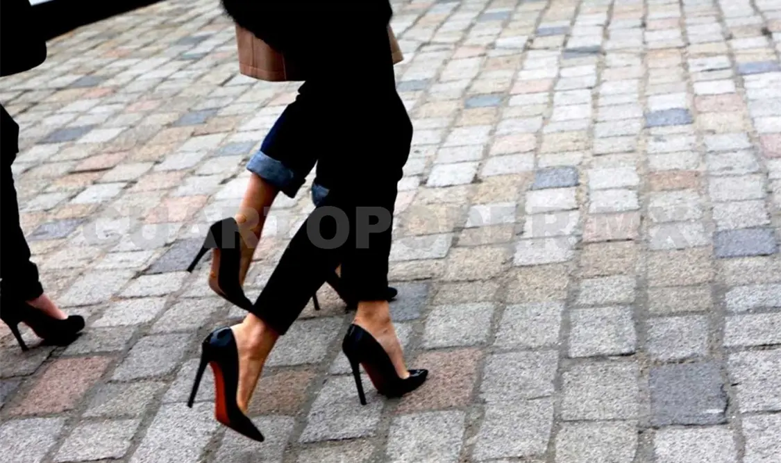 Uso frecuente de tacones altos afecta la postura