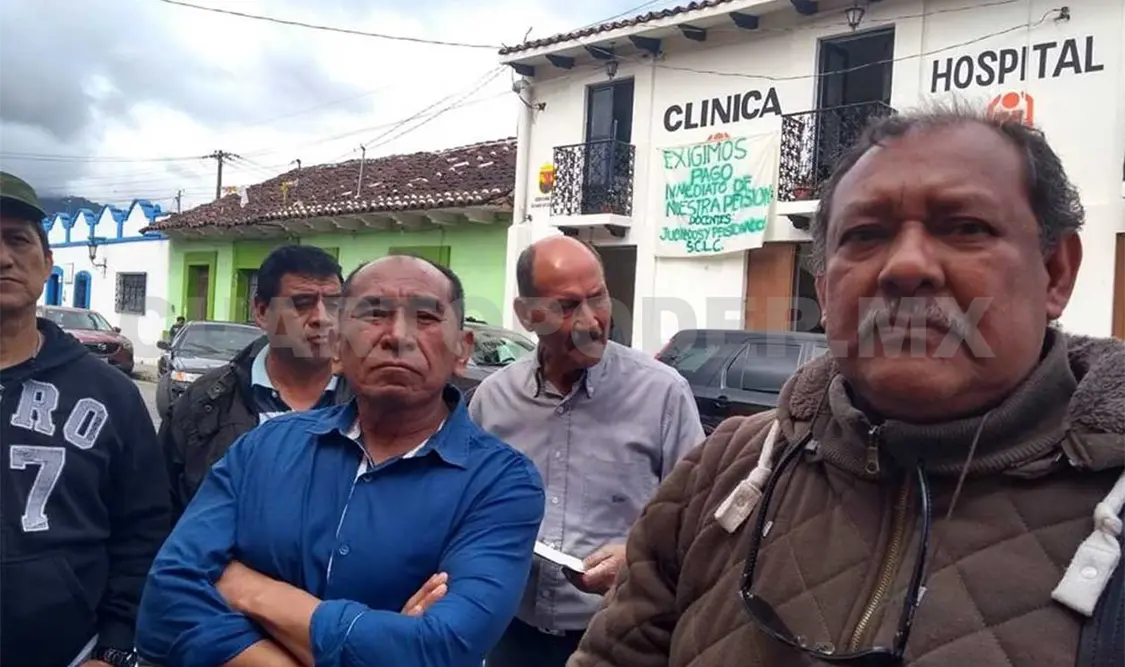 Maestros jubilados exigen pago de pensión