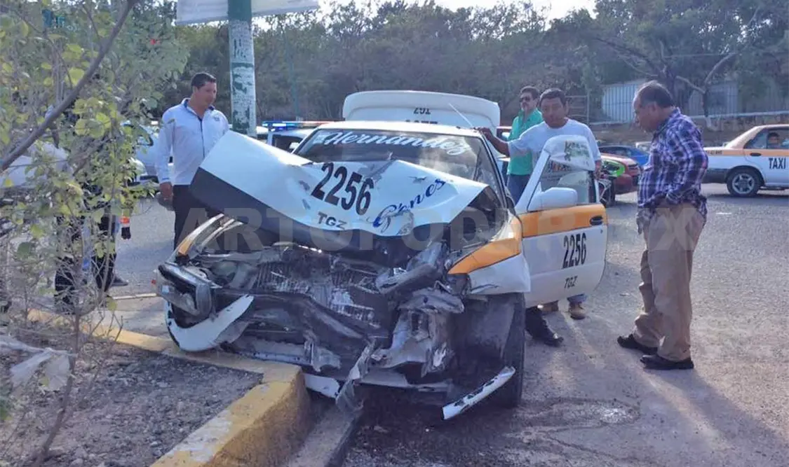 Semaforazo entre colectivo y taxi salda con 8 lesionados