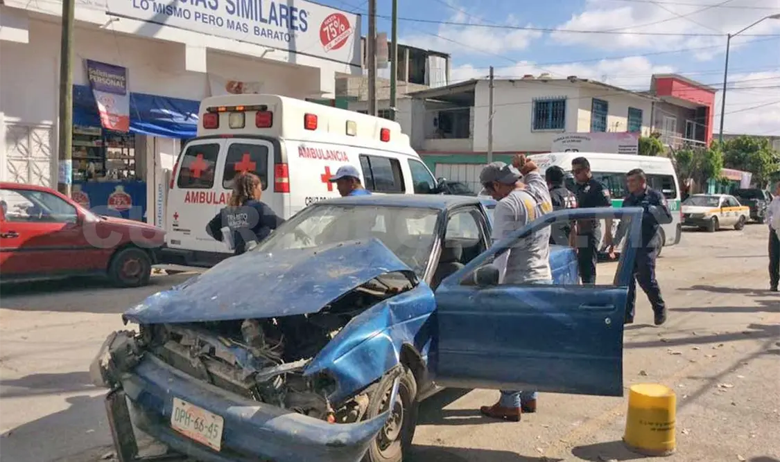 Encontronazo de colectivo y taxi deja tres lesionados