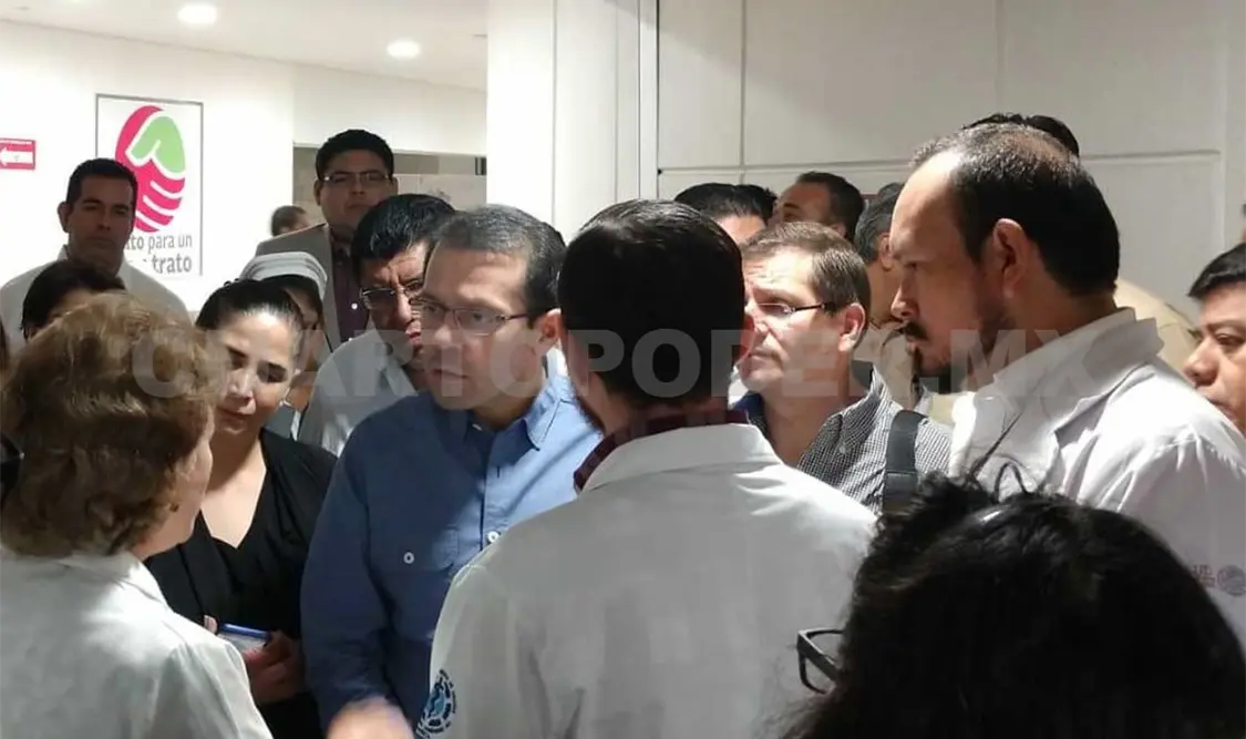 Acompañado de directivos del hospital, el director del Issste habló de manera directa con el personal del instituto. Ricardo López / CP