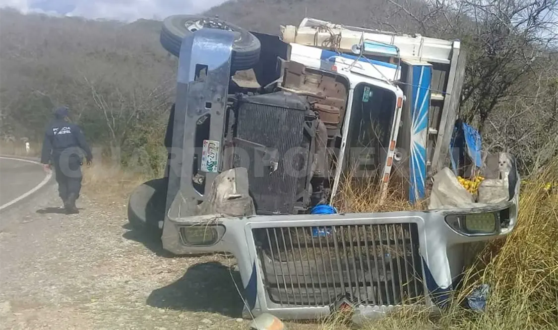 Cerca de nueve toneladas de naranja se perdieron luego de que el conductor de un tráiler perdiera el control y se saliera del tramo carretero. Flor Cordero / CP