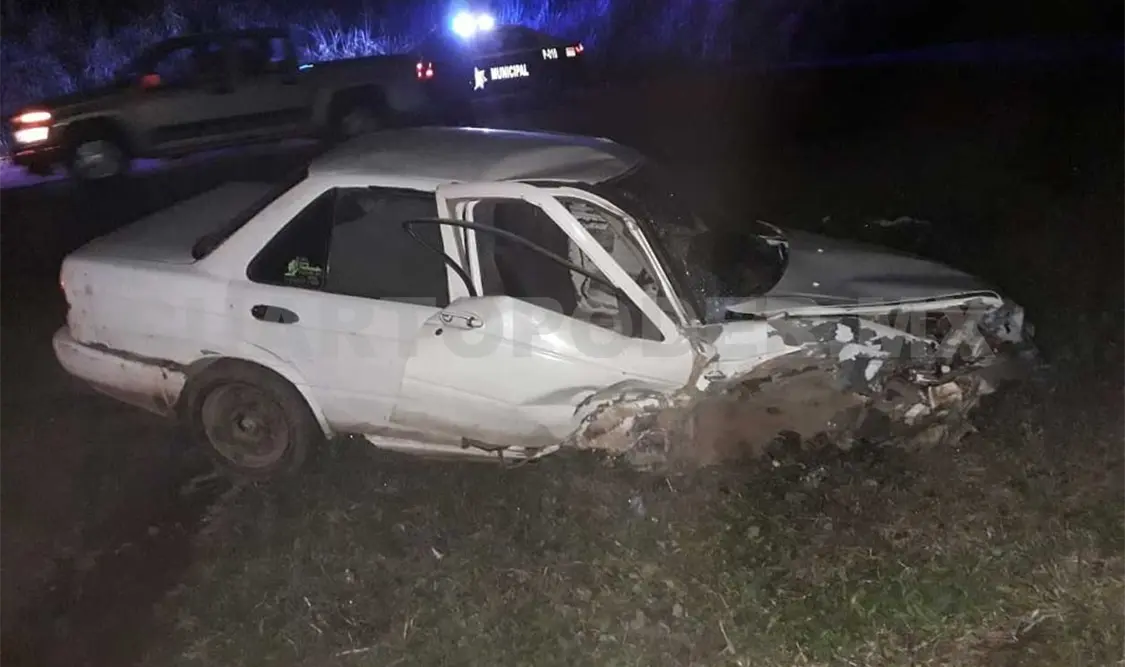 Ebrio choca contra Jetta; queda un lesionado