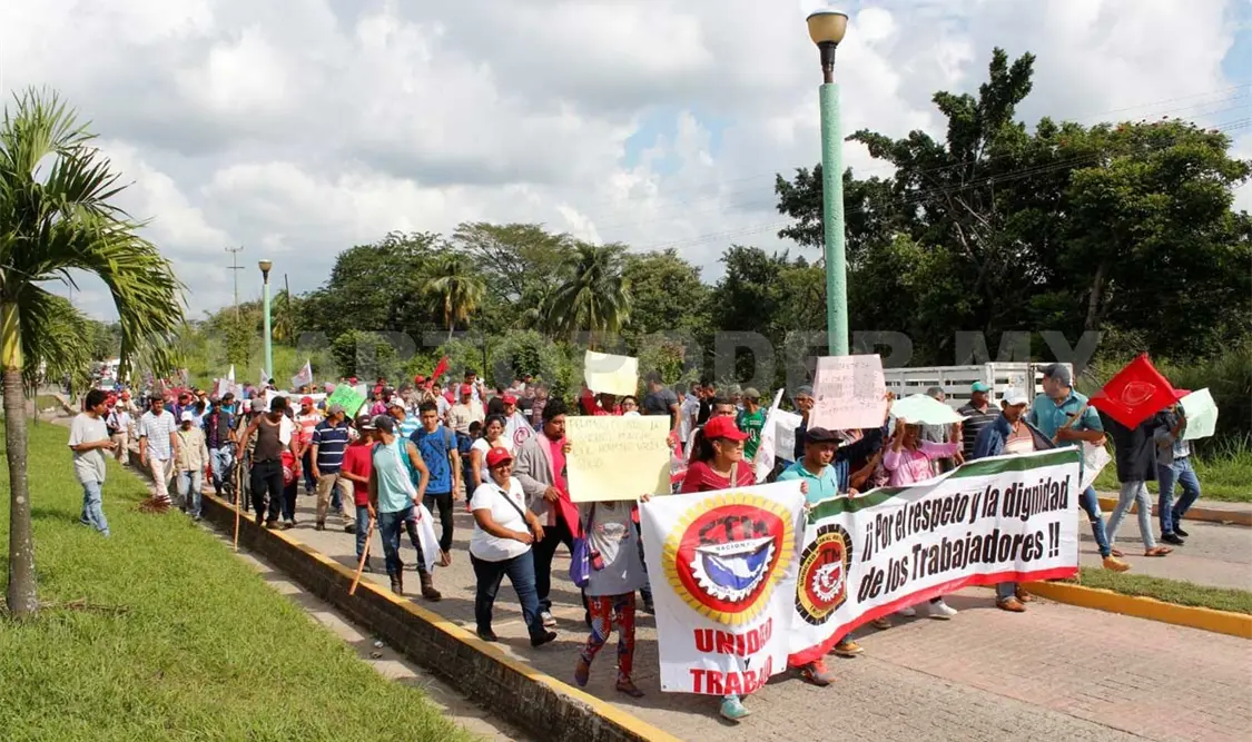 Obreros marchan ante la falta de empleos