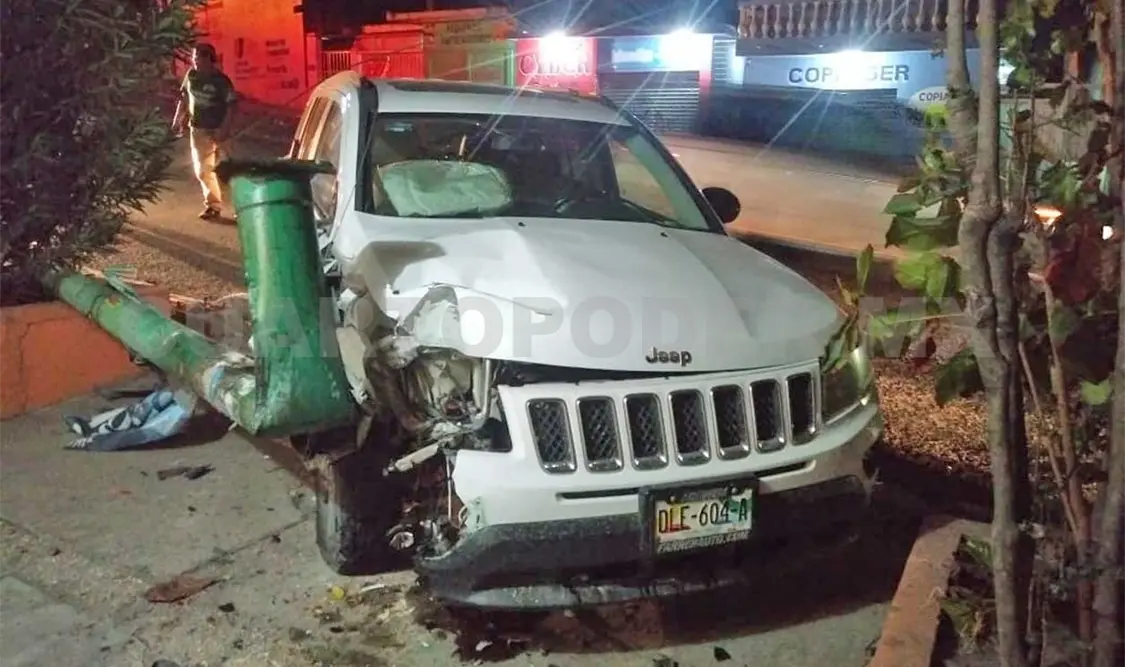 Camioneta impacta y derriba poste frente a Humanidades