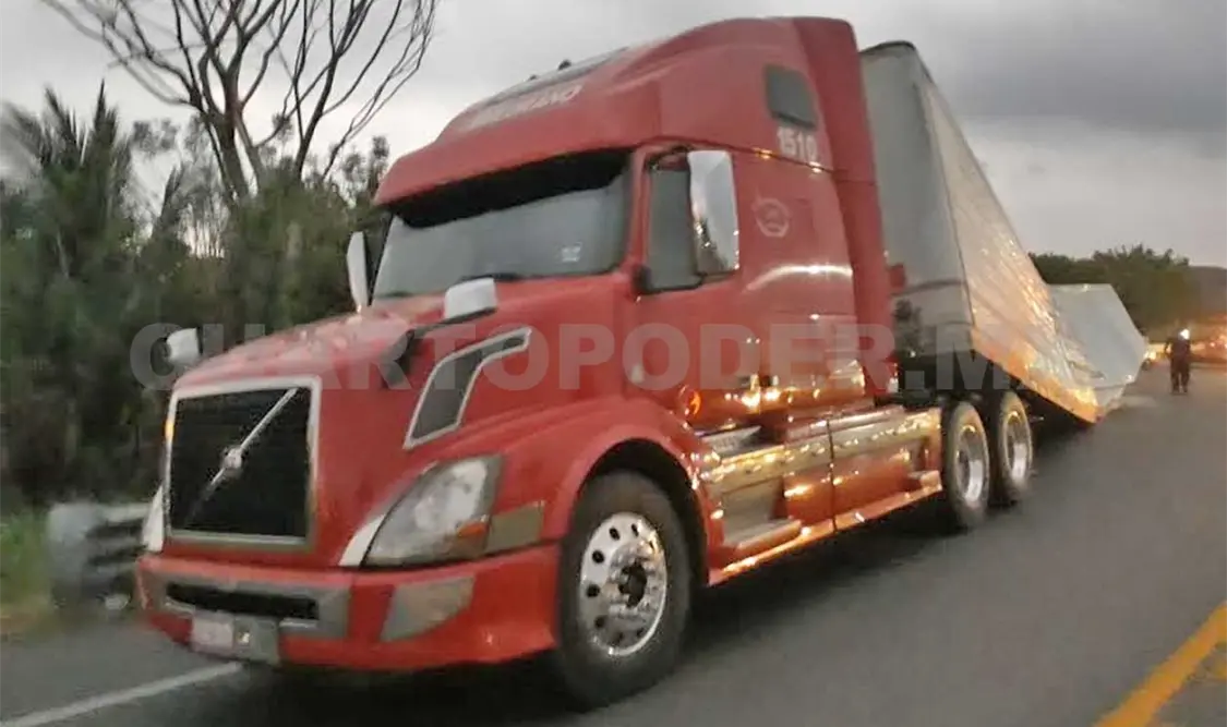 Se desprende caja de tráiler y causa daños