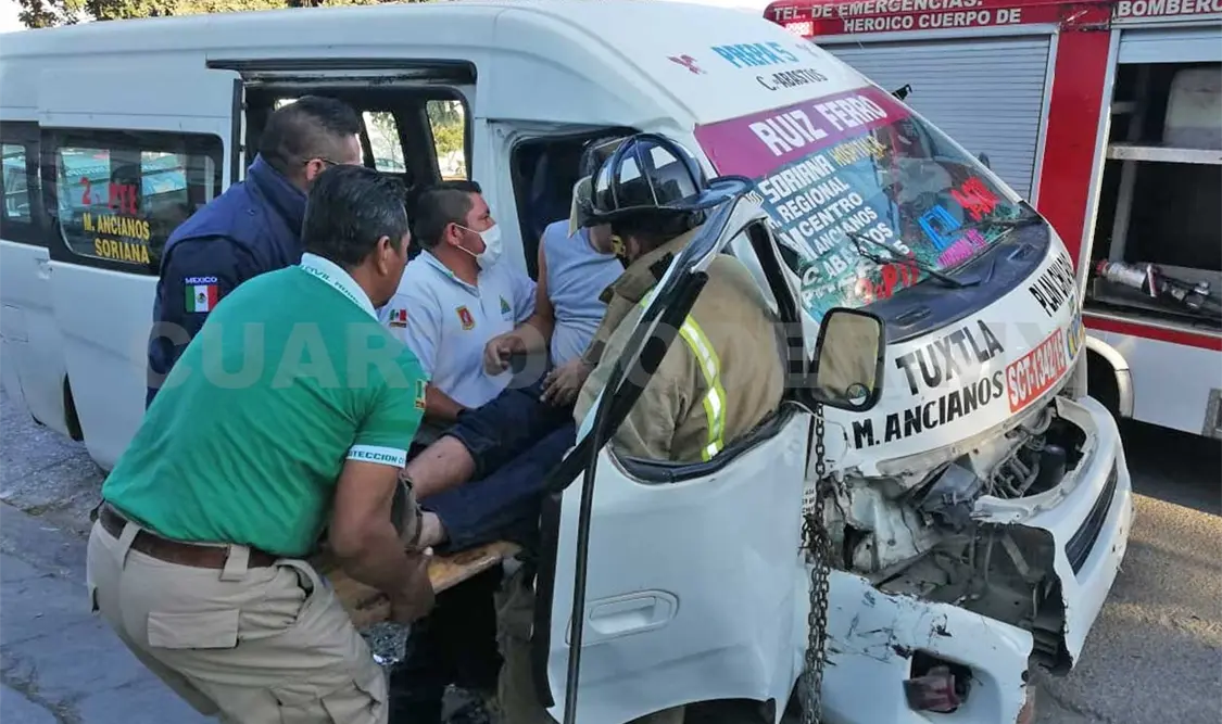 Pasajero prensado tras explotar la llanta de combi