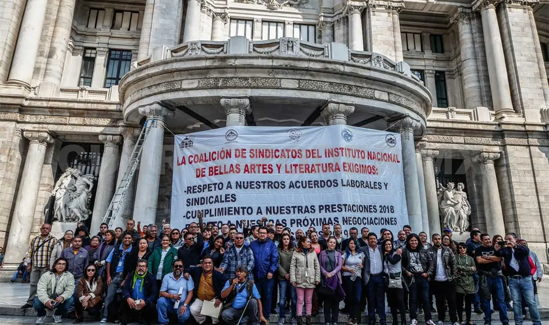Se manifiestan contra despidos