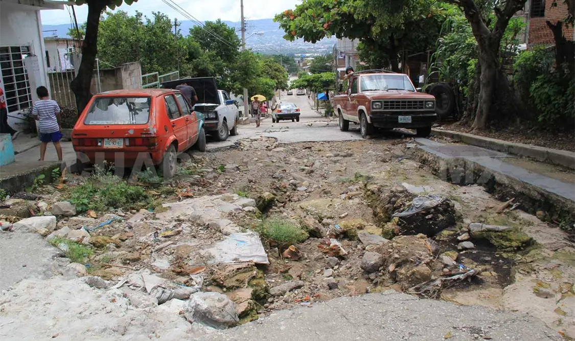 Bacheo, con retraso de 15 años