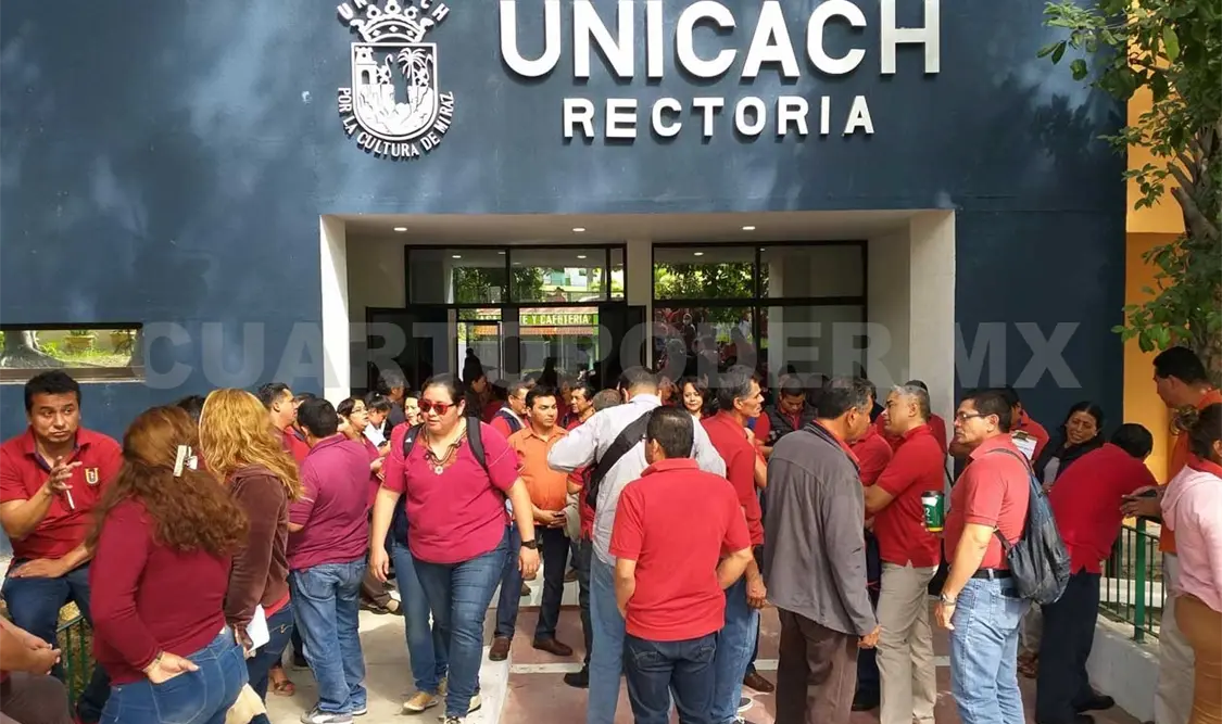 Protestan trabajadores; rector no les paga