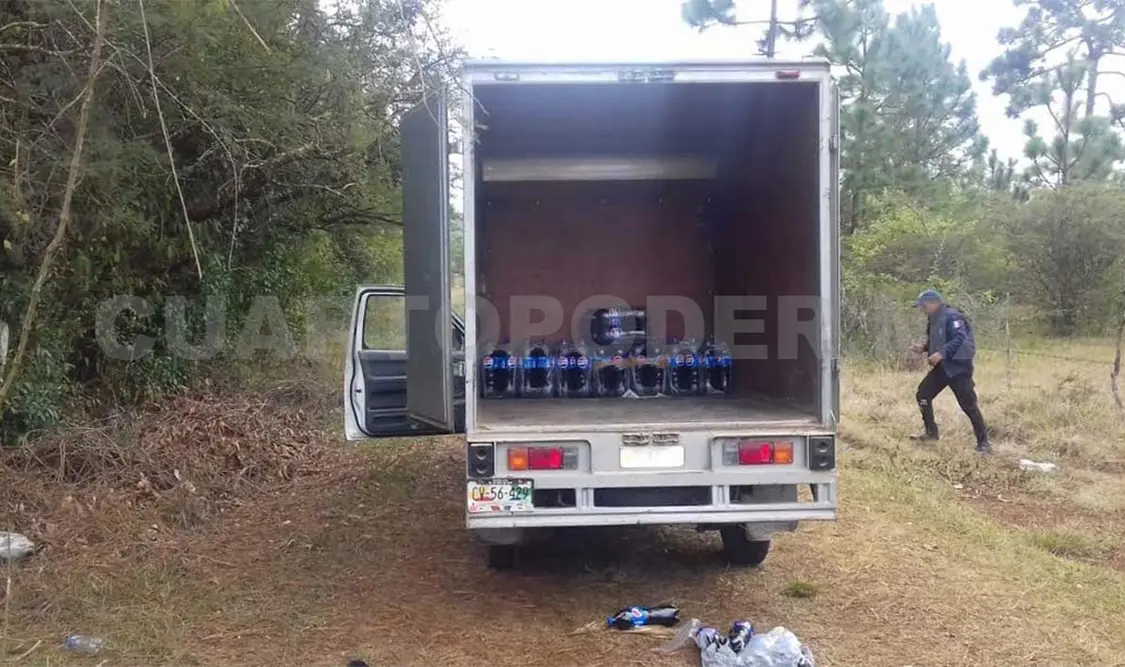 Sujetos armados roban mercancía de camioneta