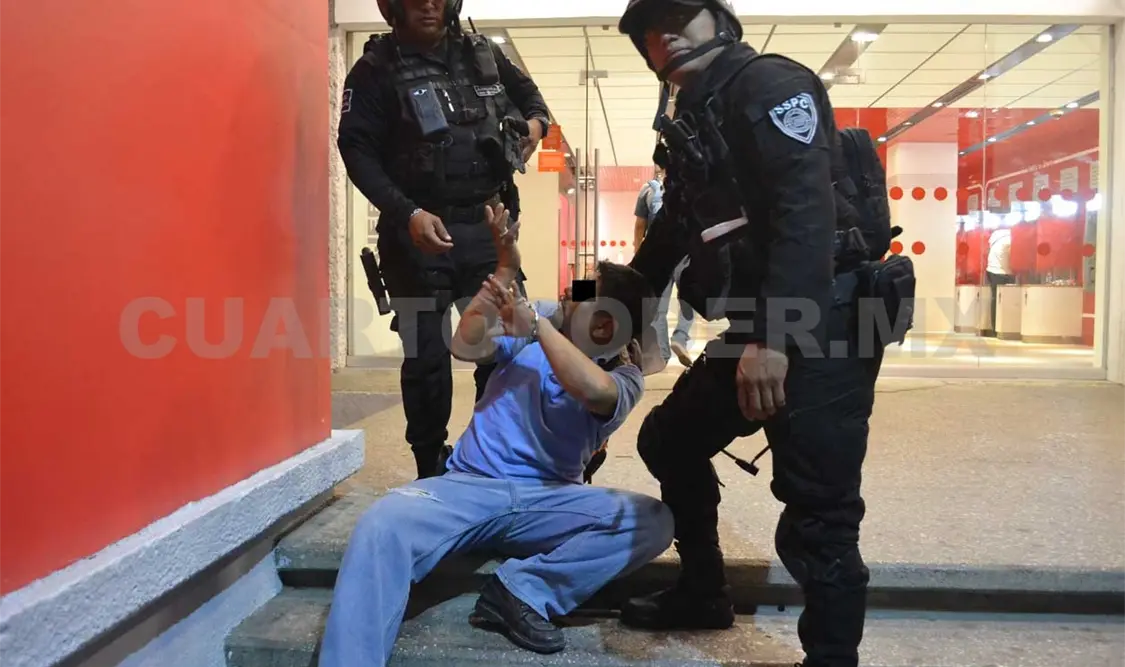 Provoca destrozos en un banco y es detenido