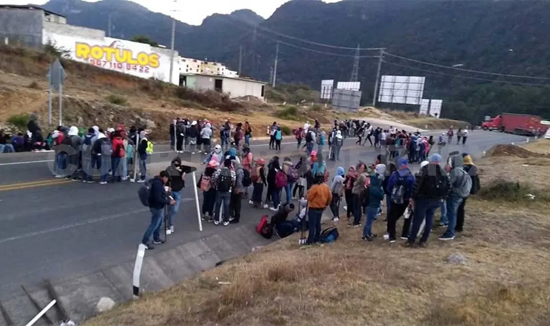 Normalistas de Larrainzar realizan bloqueo-boteo