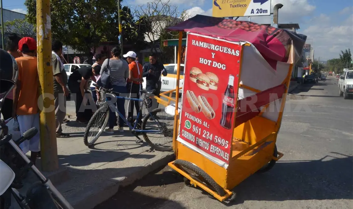 Colectivo embiste a bicitaxi; dos personas lesionadas