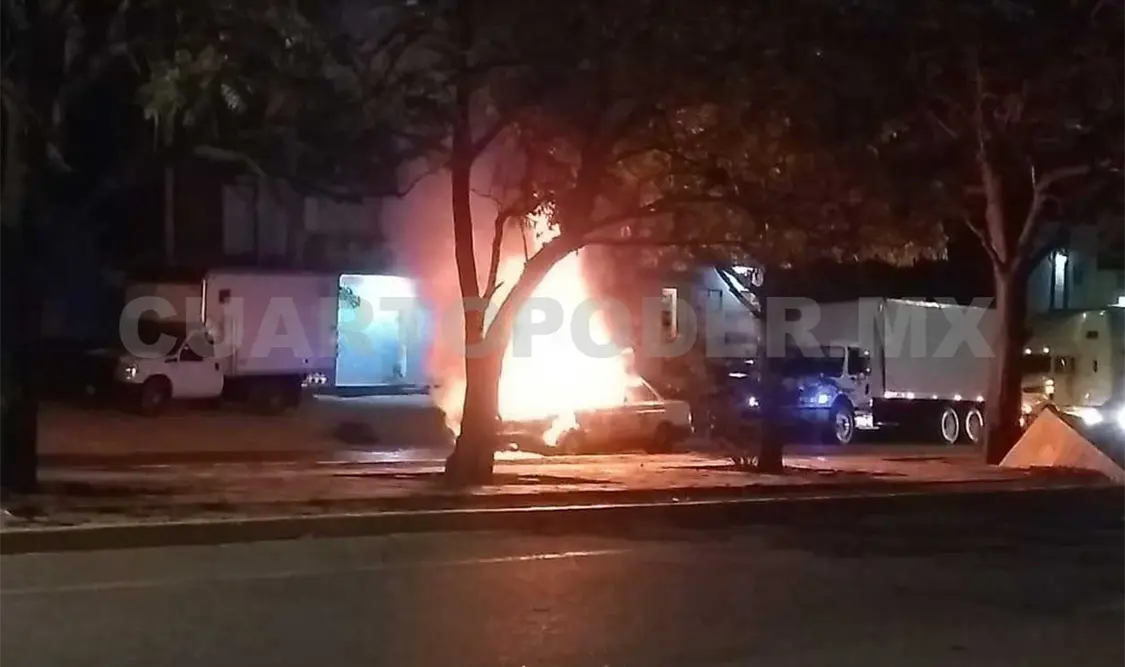 Taxi se incendia sobre el Libramiento Norte