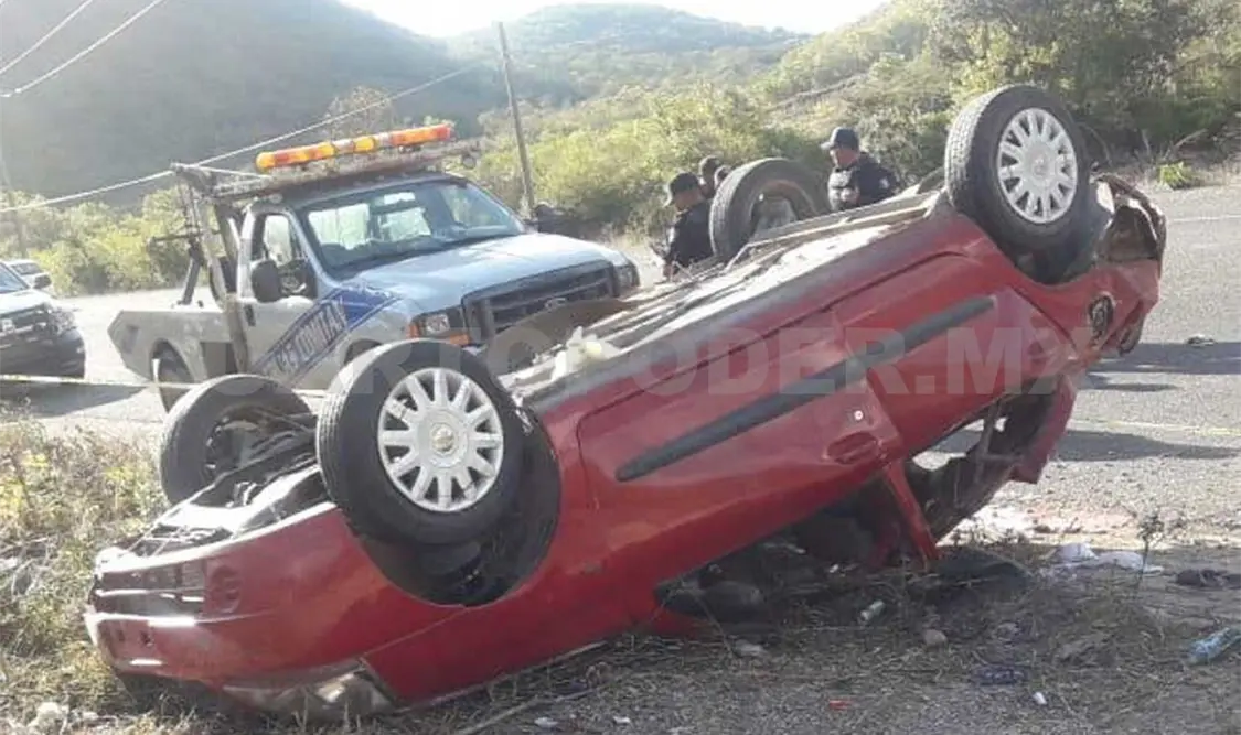 Cuatro lesionados en aparatosa volcadura
