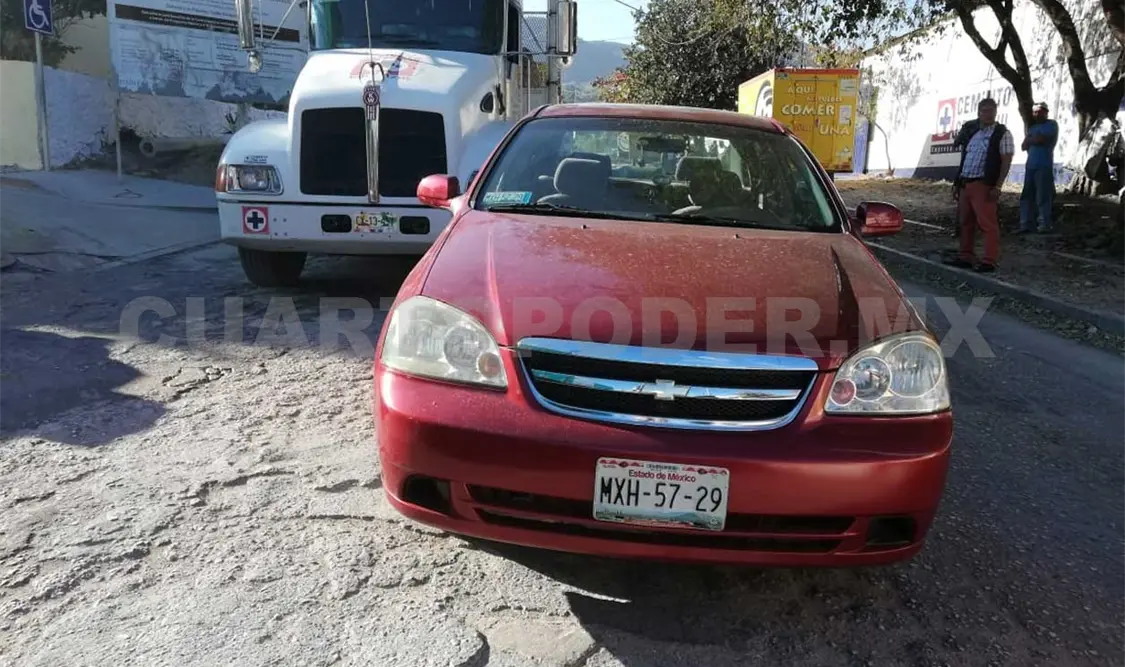 Tráiler choca por alcance a un coche