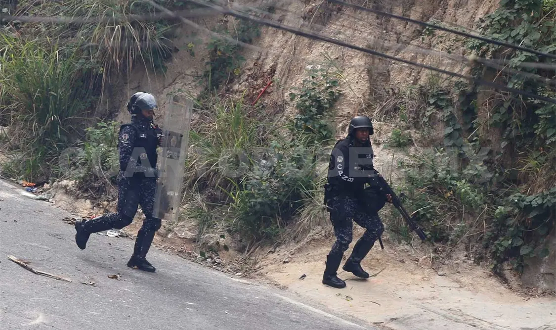 Detienen a grupo de militares que se sublevó contra Maduro