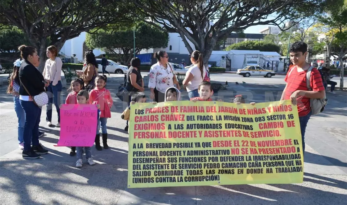 Padres de familia protestan por falta de maestros