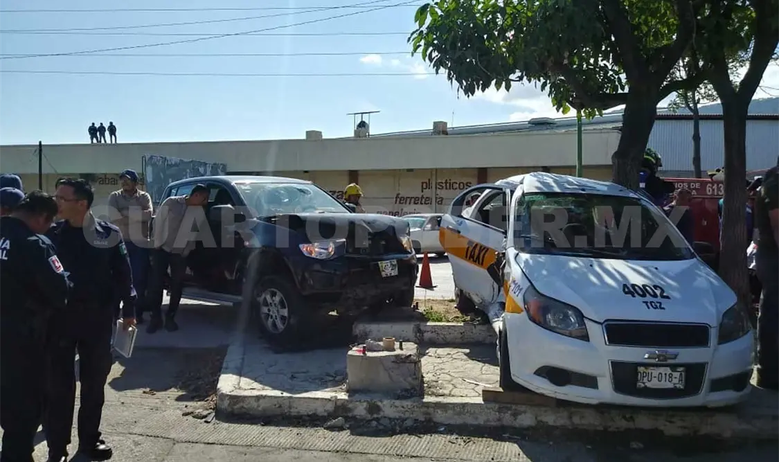 Cinco lesionados en choque de taxi y particular
