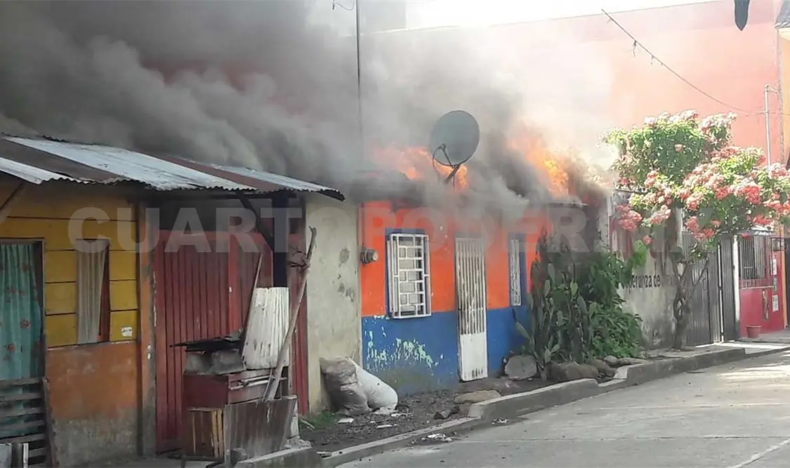 Vivienda es consumida por un voraz incendio