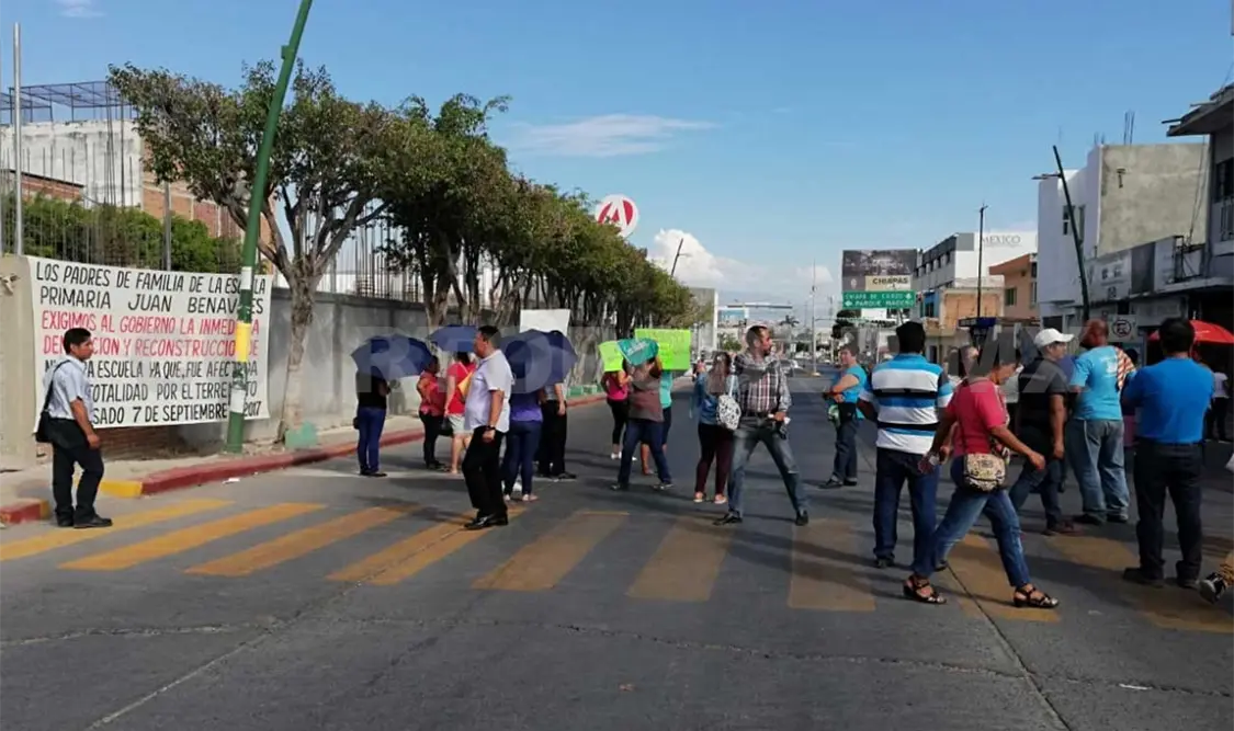 Tapan calles para exigir reconstrucción de escuela