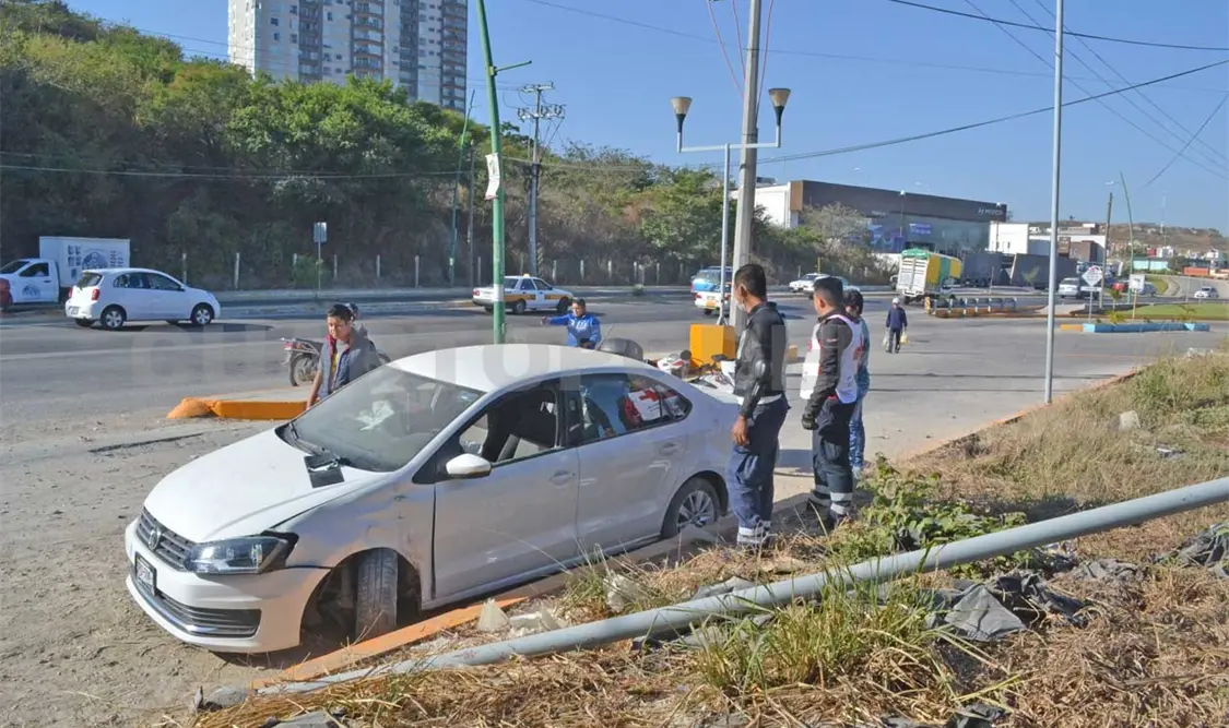 Conductor sufrió salida de camino y derribó un poste