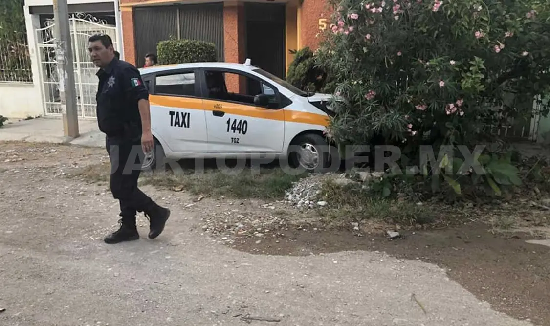 Taxista se estrella en árbol en persecución y logran detenerlo