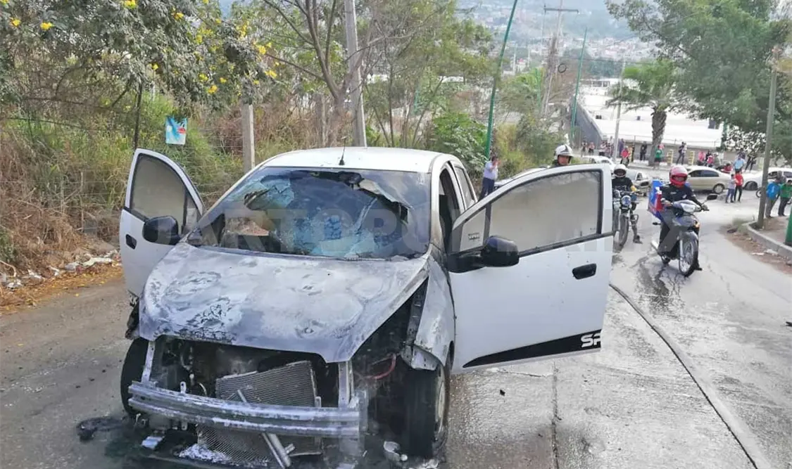 Queda calcinado Spark al incendiarse en Vida Mejor