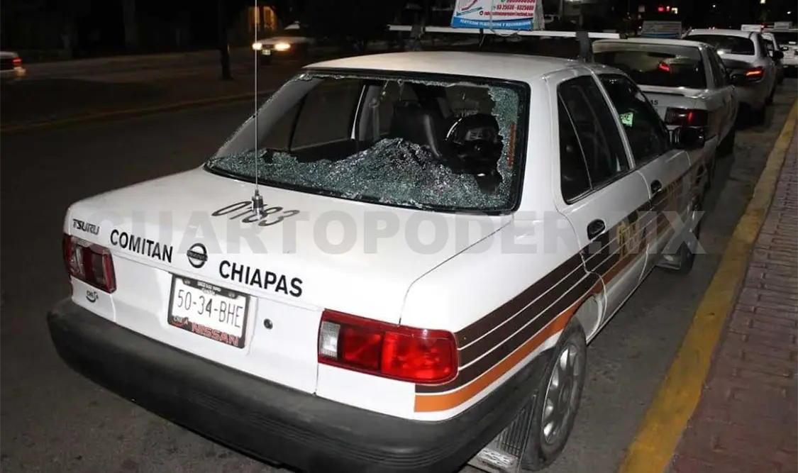 Ebrio destroza el medallón de un taxi