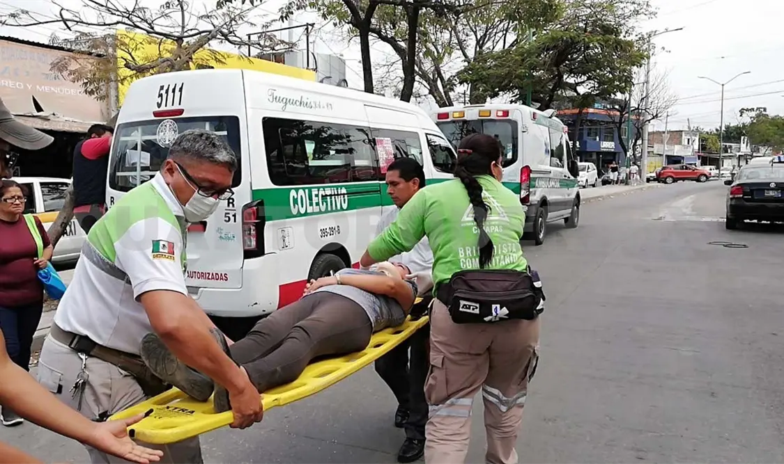 Madre e hijo lesionados al chocar combi
