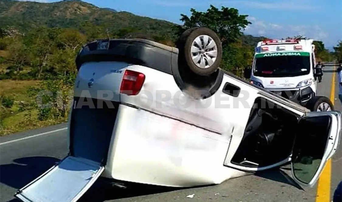 Localizan camioneta volcada en la costera