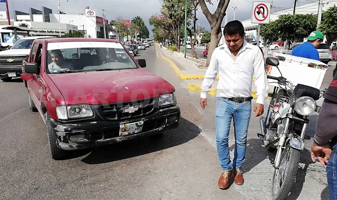 Conductor de camioneta embiste a motociclista