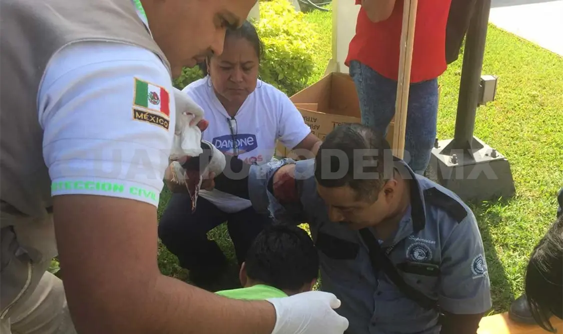Motociclista se estrella contra vehículo