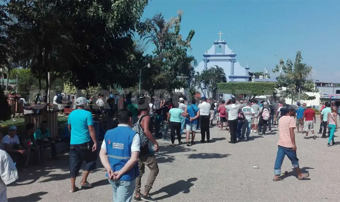 Hondureños son desalojados de parque central