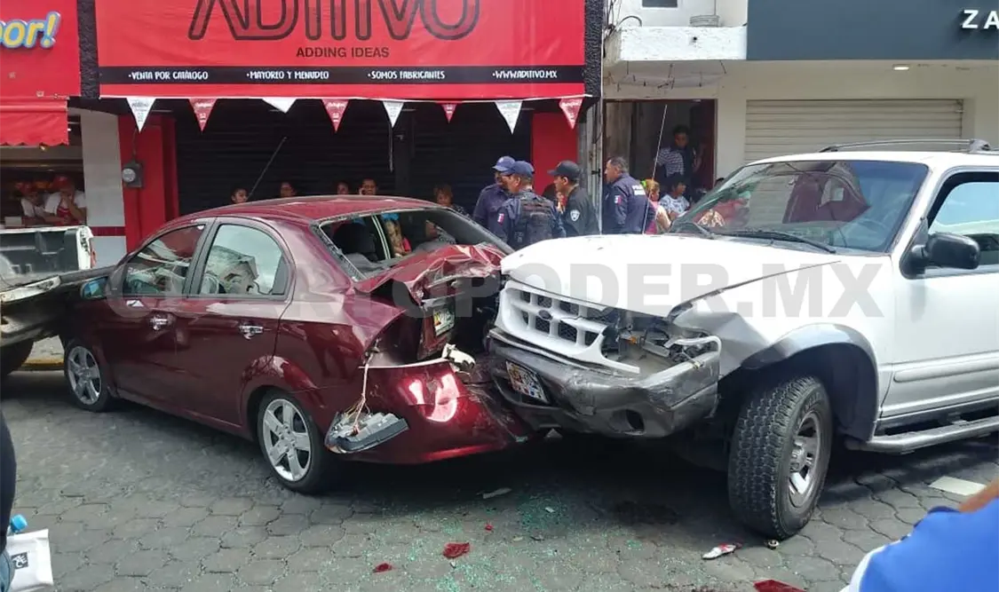 Aparatoso accidente deja a 12 lesionados