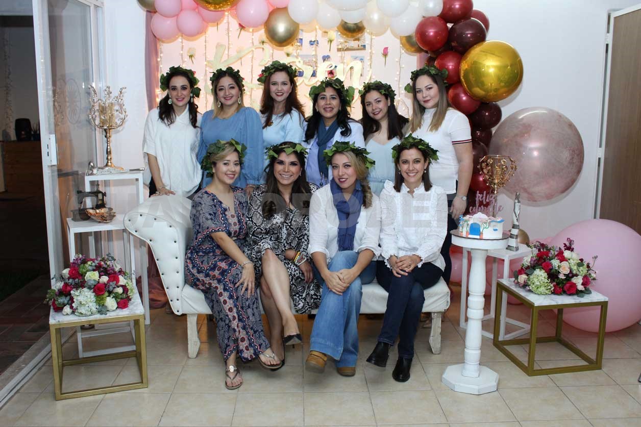 Karen celebró con amigos